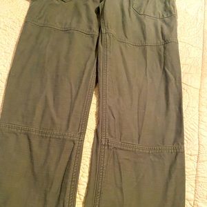 Levi’s overalls. Size xs. Forest green color. Great condition.